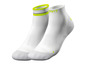 Deux paires de chaussettes de sport blanches Crivit avec des accents jaune fluo.
