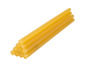 Plusieurs bâtonnets de colle chaude jaune.