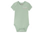 Un body bébé à manches courtes de couleur vert clair Lupilu avec le texte 'Super adorable'.