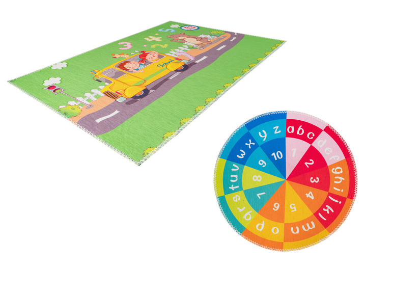 Deux tapis de jeu avec des lettres, des chiffres et un bus scolaire.