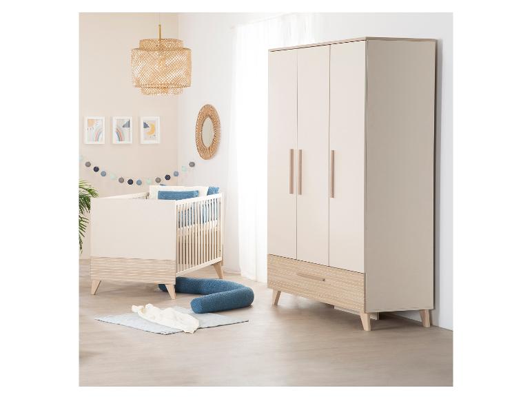 Chambre de bébé avec un lit et une armoire en bois, décorée sur le thème de l'arc-en-ciel.