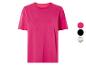 Un t-shirt rose à manches courtes.