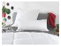 Couette et oreillers blancs sur un lit avec des draps gris et un plaid rouge.