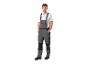Homme souriant portant une salopette de travail grise et un t-shirt blanc.
