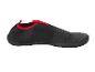 Chaussures d'eau noires à détails rouges.