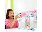 Une fille joue avec une poupée Barbie Cutie Reveal et des accessoires.