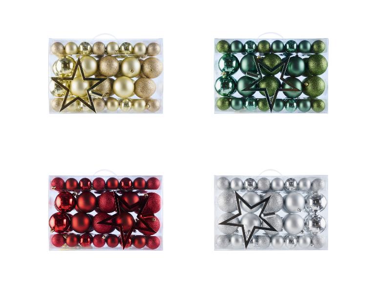 Quatre boîtes de décorations de Noël en or, vert, rouge et argent.