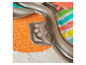Un tapis gonflable gris avec une empreinte de pied sur une serviette orange.
