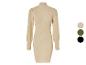 Robe en maille beige à manches longues.