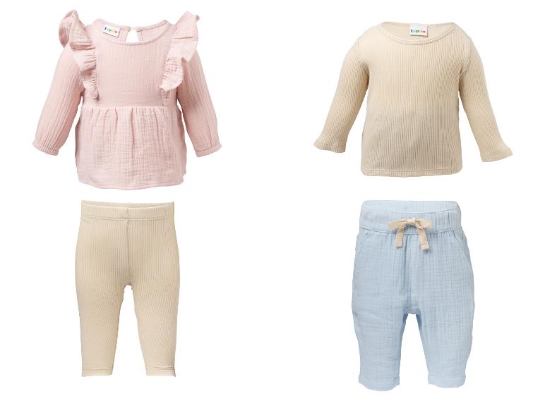 Ensembles de vêtements pour bébé : haut rose à volants, haut côtelé beige, leggings beiges et short bleu clair.