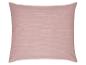 Coussin rose pâle à rayures discrètes.