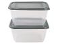 Deux récipients de rangement empilables, transparents avec couvercles gris.