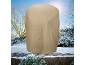 Housse de protection beige pour plantes dans un paysage hivernal enneigé.