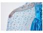 Une robe bleue avec une cape recouverte de flocons de neige.