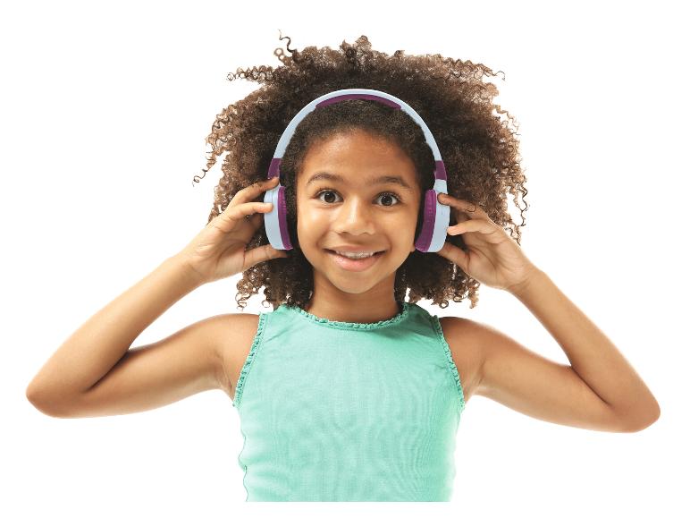 Une jeune fille aux cheveux foncés portant un casque bleu.
