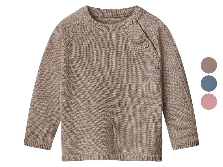 Pull bébé tricoté beige avec boutons à l'épaule et options de couleur.
