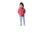 Fille en veste polaire rose, jean bleu clair et bottes crème.