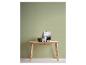 Console en bois clair avec une petite plante, des vases décoratifs et un tableau encadré.
