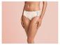Culotte blanche avec de la dentelle.