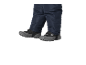 Pantalon de neige bleu marine pour enfant avec bottes d'hiver grises et noires.