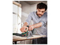 Un homme utilise une scie circulaire sans fil Parkside pour couper du bois.