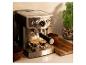 Une machine à espresso Cecotec prépare deux expressos.