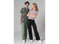 Un homme et une femme portant des vêtements décontractés, dont une chemise verte à fleurs et un pantalon noir.