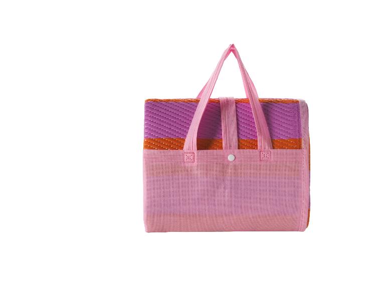 Tapis de plage rose et orange plié dans un sac.