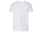Un t-shirt blanc à manches courtes.