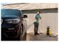 Homme lavant une voiture avec un nettoyeur haute pression.