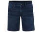 Un short en jean bleu foncé pour homme.