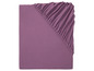 Un drap housse de couleur mauve.