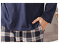 Pyjama bleu à manches longues avec un pantalon à carreaux.