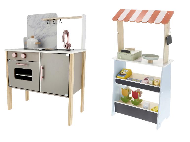 Cuisine de jeu et étal de marché en bois avec accessoires.