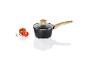 Saucepan avec couvercle en verre et manche en bois, tomates et romarin.