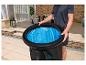 Personne tenant un bain de glace portable avec une doublure intérieure bleue, à l'extérieur sur une terrasse.