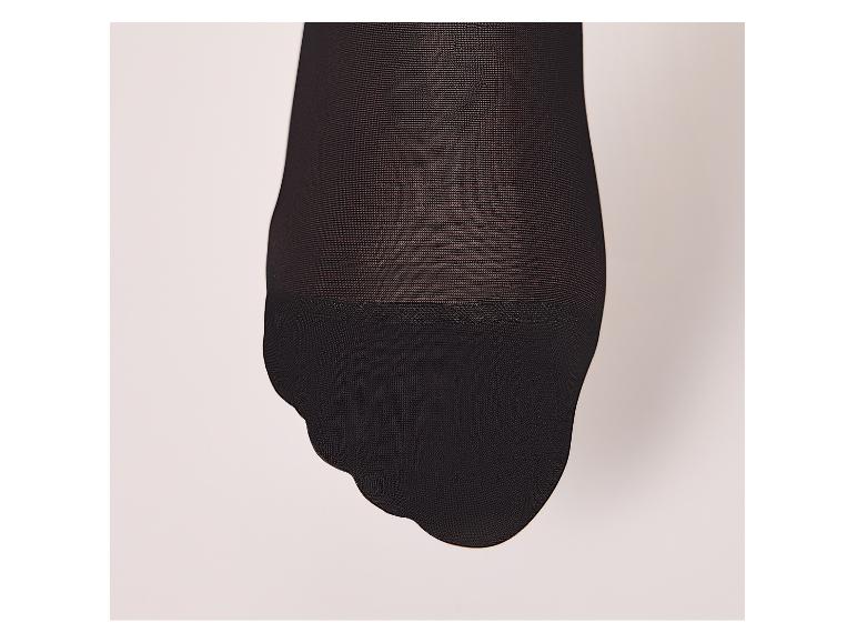 Gros plan d'un pied dans un collant noir avec pointe renforcée.