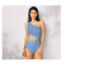 Une femme porte un maillot de bain bleu à une épaule.