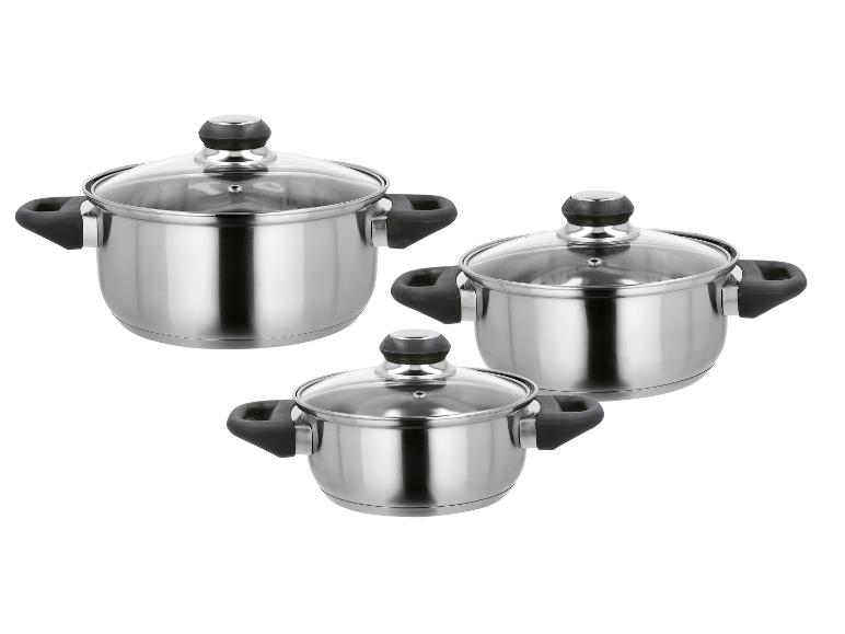 Ensemble de trois casseroles en acier inoxydable avec couvercles en verre et poignées noires.