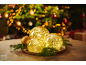 Boules de Noël lumineuses sur un plateau avec des branches de sapin
