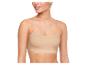 Une femme portant un soutien-gorge beige Sloggi.