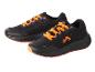 Deux paires de chaussures de course noires avec des lacets orange.