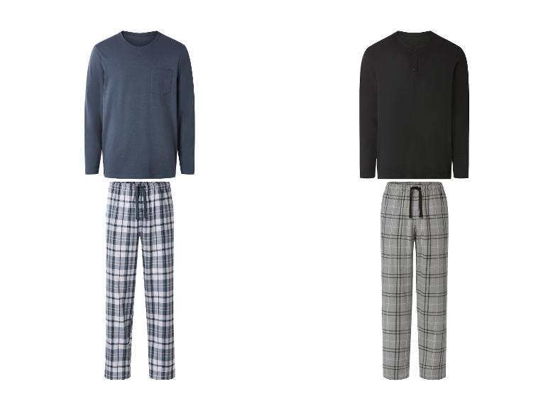 Deux ensembles de pyjamas pour hommes, un bleu avec un pantalon à carreaux et un noir avec un pantalon à carreaux gris.