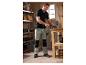 Homme en pantalon de travail PARKSIDE® travaillant le bois dans un atelier.