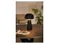 Lampe de table moderne noire en forme de champignon sur une table en bois.