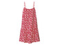 Une robe longue rouge à imprimé floral blanc.
