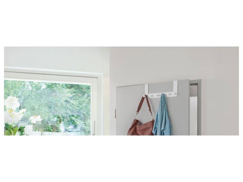 Porte-manteau blanc à suspendre sur une porte avec un sac marron et une chemise bleue.