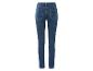 Un jean skinny bleu pour femme.