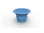 Un seau pliable bleu.