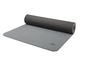 Un tapis de yoga gris Crivit, roulé.